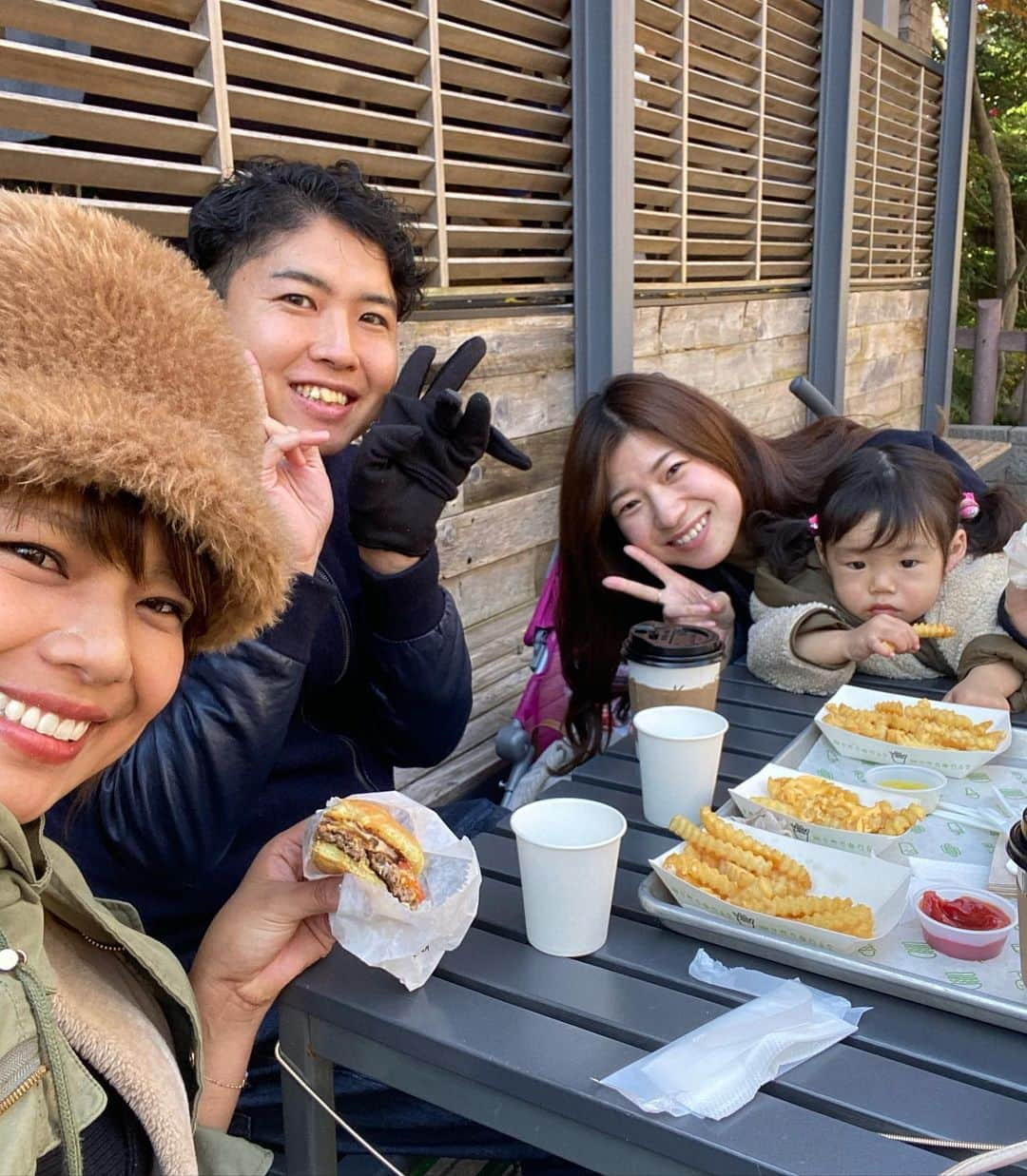 クロさんのインスタグラム写真 - (クロInstagram)「青空と黄金色とハンバーガー🍔﻿💕💕 ﻿ 久しぶりのシェイクシャックは、外苑いちょう並木店で🙌🏽﻿ 雲一つない空を見上げながら食べるシャックバーガーはとてもとてもおいしゅうございました🥺🙏🏽﻿ ﻿ #外苑前 #外苑前いちょう並木 #いちょう #いちょう並木 #銀杏 #銀杏並木 #いちょうとぎんなんも文脈で決めなきゃなやつね #秋の風物詩 #黄金色 #青空 #空　#東京 #tokyo #大好き #可愛い #かわいい #ハンバーガー #humburger #東京グルメ #shakeshack #shakeshackburger #クロリサ的ランチ #日曜日 #sunnyday #sunday #shakeshacktokyo #子連れランチ #子連れスポット #sky #autumn」12月8日 18時46分 - kuro_risa