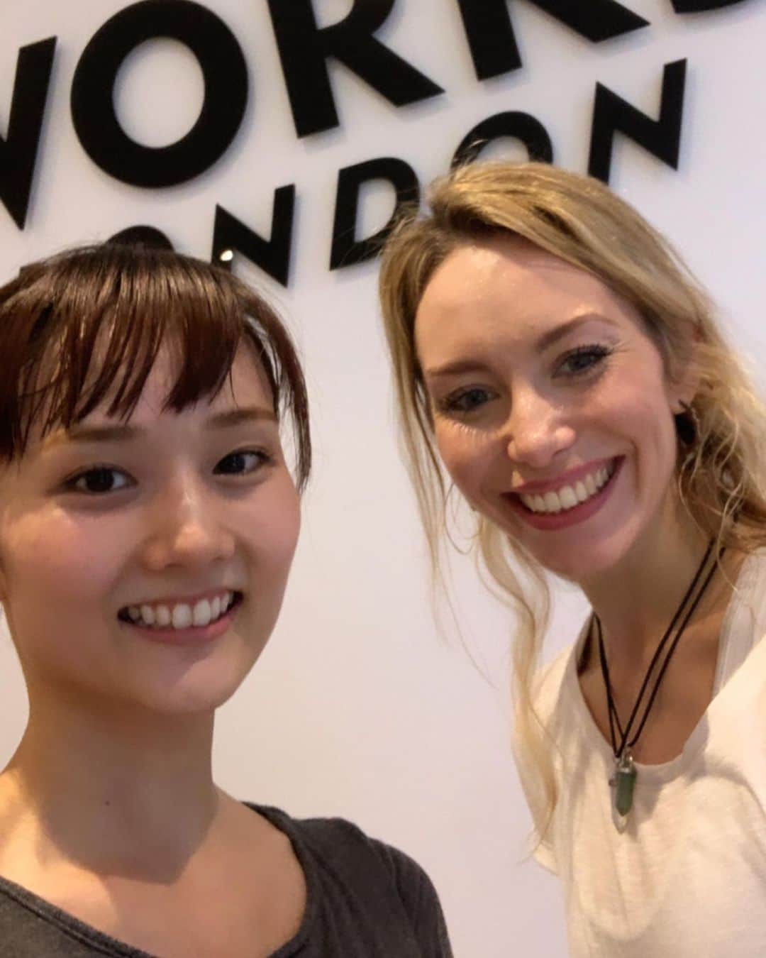 のインスタグラム：「🇬🇧 Went to Danceworks to take class with @karisscarlette. Her lively character and positive vibes made my day✷ Wish I could always go. 早朝にロンドンに着いてすぐに向かったのはDanceworks.この人のレッスンが受けたくて行ったら 想像以上のパワフルさとポジティブエネルギーに圧倒されつつ気づいたら汗だくになって純粋に踊ることを楽しんでいました。 いつも受けたれたらいいのになぁ！ –––––––––––––––––––––––––––––––––––––———— #バレエ #ballet #バレエスタジオ #バレエ教室 #バレエダンサー #バレエ講師 #クリスマス #ロンドン #英国 #london #danceworks」