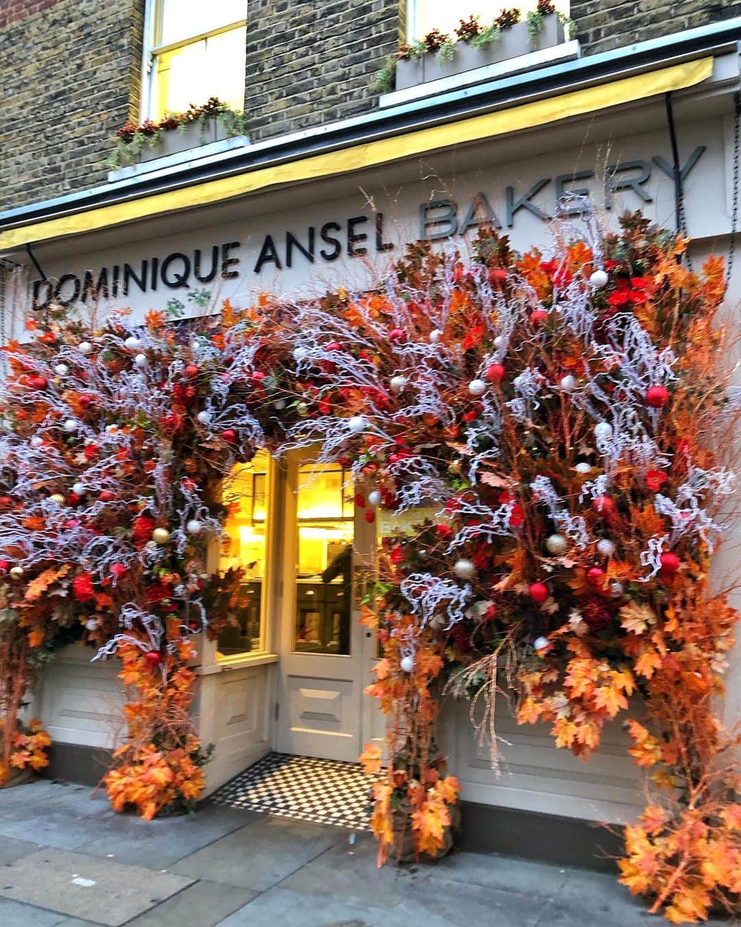 Seyda♥ Travel & Natureのインスタグラム：「Have a lovely Sunday❤️🧡💛 #london #seydauk」