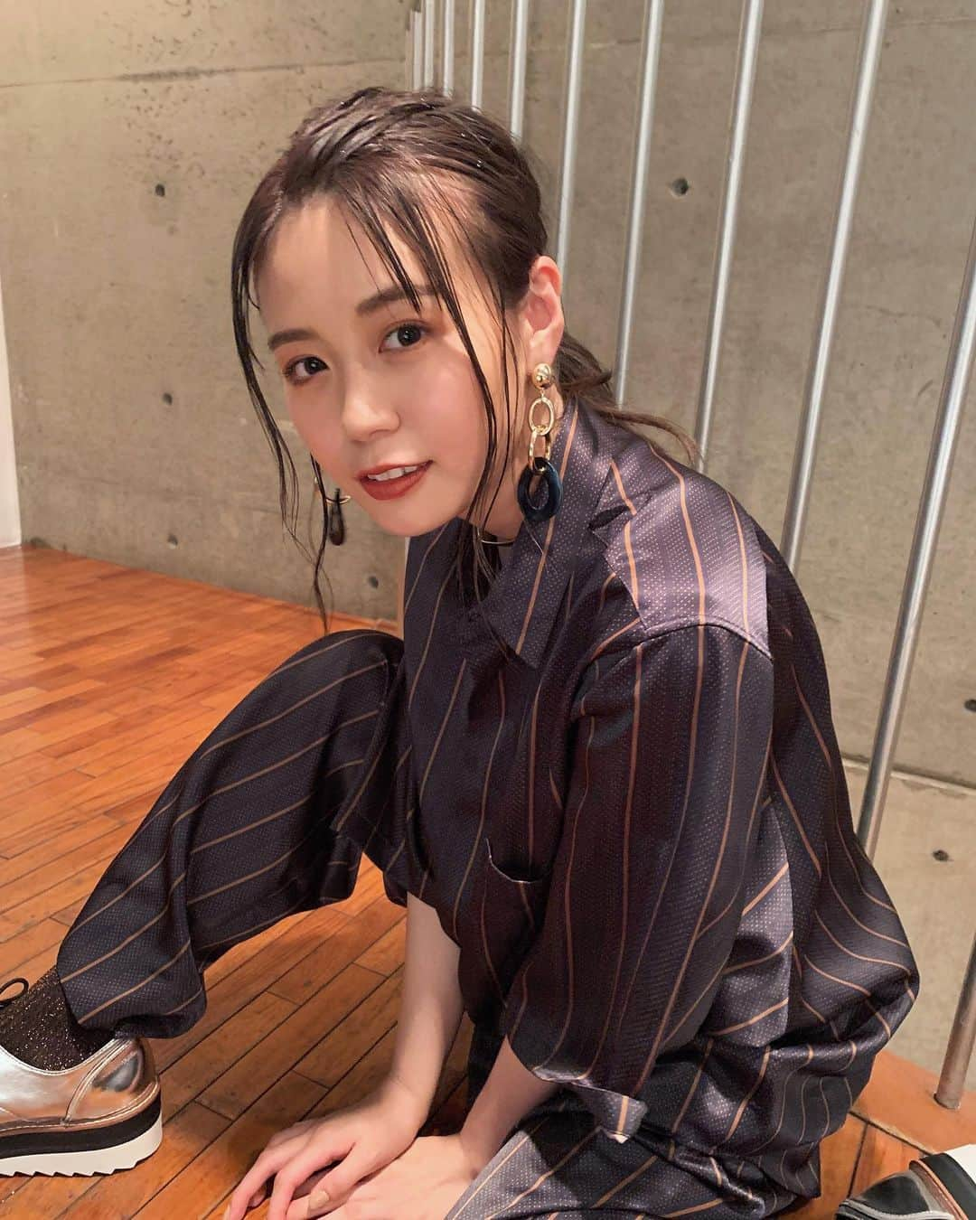 井口綾子さんのインスタグラム写真 - (井口綾子Instagram)「少し先ですが、2020年1月15日発売の 雑誌『BOURGEOIS 6th issue』に掲載していただきます☺︎ ヘアメイクやファッションがいつもと違う雰囲気ですっごく楽しかった〜💚」12月8日 18時54分 - ayako_inokuchi