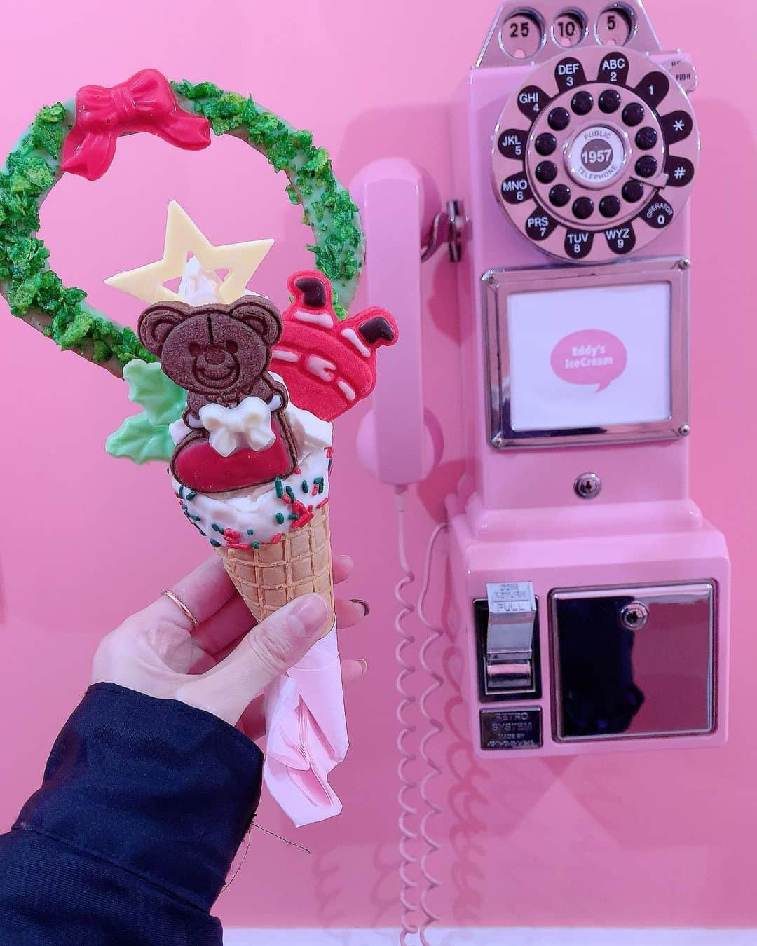 satomiさんのインスタグラム写真 - (satomiInstagram)「もうクリスマスだ〜😎 * * #eddysicecream  #softcream  #icecream  #hub_eddysicecream  #pr  #エディーズアイスクリーム  #原宿カフェ  #表参道カフェ #カフェ巡り  #アイスクリーム  #アイスクリーム専門店  #フォトスポット  #インスタ映え  #フォトジェニック  #インスタフード #さとみのグルメ記録 @eddys_ice_cream_」12月8日 18時55分 - saatoomii47