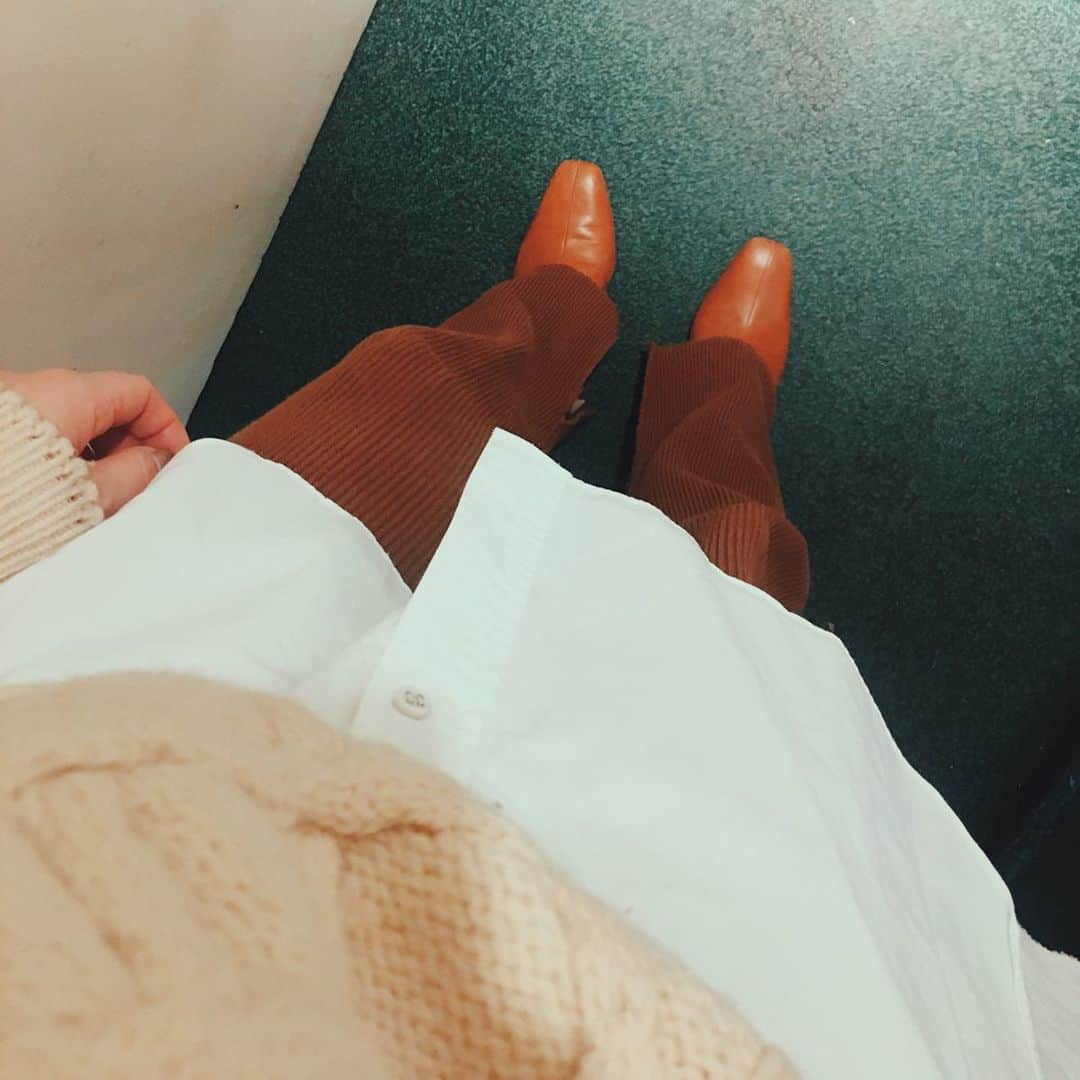 Yu-kiのインスタグラム：「ブーツは今まで黒しか持ってなかったけど、茶色とっても合わせやすいしかわいい☺️🖤今の気分にピッタリ🙈あとこのvintageのニット久々着たけど、アームがやっぱかわいい💓ロンドンのヴィンテージショップで買ったやつ◎」