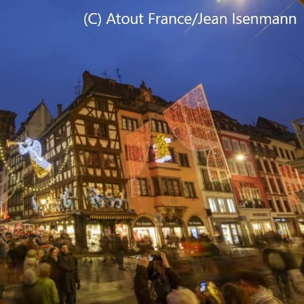 フランス大使館さんのインスタグラム写真 - (フランス大使館Instagram)「【フランスの一日 🌄 】12月25日まであと少し✨🎄 日曜日ごとに、フランスのクリスマスマーケットの眺めを皆さんにお届けします☺️。第一弾は #ストラスブール。12月6日の聖二コラの日など、アルザスではクリスマスに関するいくつもの親しまれる伝統が培われてきました。 🌄 Un jour en France : Découvrez chaque dimanche de décembre un marché de Noël français. Aujourd’hui, le célèbre marché de #Strasbourg aux influences germaniques. L’Alsace cultive encore de nombreuses traditions populaires autour de Noël, comme la Saint Nicolas qui a lieu le 6/12.」12月8日 19時00分 - ambafrancejp
