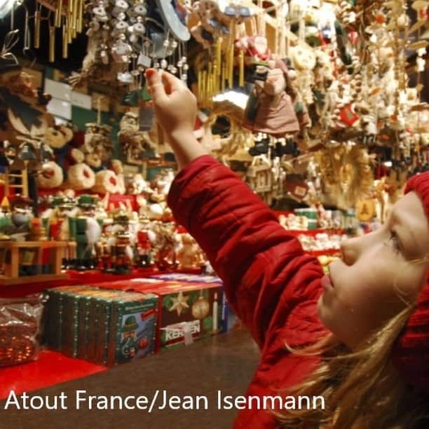 フランス大使館さんのインスタグラム写真 - (フランス大使館Instagram)「【フランスの一日 🌄 】12月25日まであと少し✨🎄 日曜日ごとに、フランスのクリスマスマーケットの眺めを皆さんにお届けします☺️。第一弾は #ストラスブール。12月6日の聖二コラの日など、アルザスではクリスマスに関するいくつもの親しまれる伝統が培われてきました。 🌄 Un jour en France : Découvrez chaque dimanche de décembre un marché de Noël français. Aujourd’hui, le célèbre marché de #Strasbourg aux influences germaniques. L’Alsace cultive encore de nombreuses traditions populaires autour de Noël, comme la Saint Nicolas qui a lieu le 6/12.」12月8日 19時00分 - ambafrancejp