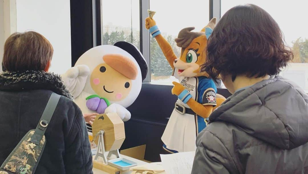 北海道日本ハムファイターズ フレップさんのインスタグラム写真 - (北海道日本ハムファイターズ フレップInstagram)「💓🐿💓🐿💓 今日は札幌ドームで開催された " JAFフェスティバル北海道2019 in 札幌ドーム" に出演してきたよ⭐️ 普段なかなか会うことのないご当地キャラクターのみんなと一緒にイベントを盛り上げました！ これだけキャラクターが揃うと、なかなかにぎやかで楽しかったよ〜🤣 道内、道外から参加してくれた皆さん、短い時間ではあったけど楽しんでもらえたかな？ ご来場ありがとうございました❤️ ・ B☆Bもブログで書いていたように、年内またみんなに会えるチャンスがあればわかり次第、 オフィシャルホームページ内の「マスコットスケジュール」でお知らせするので、楽しみに待っててねー♫ (代筆ぽりぃ🐿) 🌟 🎄 🌟 🎄 🌟 #lovefighters #ポリーポラリス #fightersgirl #三田部晏奈 #滝谷美夢 #あつまる #つるまる #テレビ父さん #とまチョップ #イベントの後に #札幌ドームの外で #雪遊びしてたら目撃されちゃった😆笑 #道外でもイベントがあればいいのにね #オフシーズンはなかなか会えなくて #さびしいよね😢 #マスコットのクリスマスグッズが🐻🐿🦊 #好評発売中らしいです🎄 #よろしくおなしゃす #まりあちゃんのこんさーと🎤 #ぽりーもいきたかったな」12月8日 19時05分 - frep_the_fox