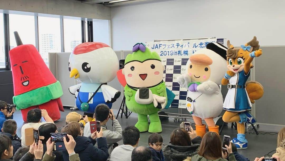 北海道日本ハムファイターズ フレップさんのインスタグラム写真 - (北海道日本ハムファイターズ フレップInstagram)「💓🐿💓🐿💓 今日は札幌ドームで開催された " JAFフェスティバル北海道2019 in 札幌ドーム" に出演してきたよ⭐️ 普段なかなか会うことのないご当地キャラクターのみんなと一緒にイベントを盛り上げました！ これだけキャラクターが揃うと、なかなかにぎやかで楽しかったよ〜🤣 道内、道外から参加してくれた皆さん、短い時間ではあったけど楽しんでもらえたかな？ ご来場ありがとうございました❤️ ・ B☆Bもブログで書いていたように、年内またみんなに会えるチャンスがあればわかり次第、 オフィシャルホームページ内の「マスコットスケジュール」でお知らせするので、楽しみに待っててねー♫ (代筆ぽりぃ🐿) 🌟 🎄 🌟 🎄 🌟 #lovefighters #ポリーポラリス #fightersgirl #三田部晏奈 #滝谷美夢 #あつまる #つるまる #テレビ父さん #とまチョップ #イベントの後に #札幌ドームの外で #雪遊びしてたら目撃されちゃった😆笑 #道外でもイベントがあればいいのにね #オフシーズンはなかなか会えなくて #さびしいよね😢 #マスコットのクリスマスグッズが🐻🐿🦊 #好評発売中らしいです🎄 #よろしくおなしゃす #まりあちゃんのこんさーと🎤 #ぽりーもいきたかったな」12月8日 19時05分 - frep_the_fox