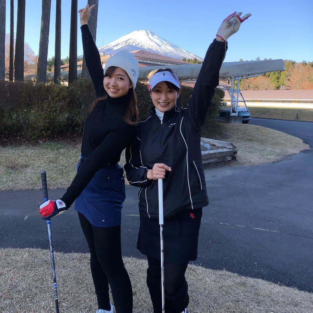 江原詩織さんのインスタグラム写真 - (江原詩織Instagram)「今週も富士山近く、年始に大洗で死ぬ程叩いてトラウマになってた太平洋clubへ行ってきました🗻☀︎ ヒートテックのレギンスと靴下に極暖にカシミアのセーター着て、寒さ対策万全で挑んだのに、予想外の暖かさでむしろ汗だくに。笑 . 最近ずっとお天気に恵まれているので、曇り女から晴れ女に昇格した模様😎☀️ . 相変わらずアイアンは不調だったけれど、ウッドはキャディーさんにも褒めてもらえたし、 パターは何とか40パットしないで済んだので、良しとします◎ . 夏以降下手くそになってるしスコアも取れないけど、"ゴルフ楽しそうだね"って言われる不思議🐒笑 . きっと喜びのカットオフ値が相当低くなっているんでしょう、楽しいです♡笑 . . #富士山 #晴れ女 #大洗シャーウッドの悲劇 #太平洋クラブトラウマ克服 #日々練習 #上手くなりたい #だからゴルフはやめられない #女子ゴルフ #ゴルフ女子 #ゴルフ男子 #ゴルフ愛 #ゴルフバカ #golfrange #golflife #golfer #golf #골프 #กอล์ฟ #golfstagram #instagolf #golfswing」12月8日 19時06分 - shiori__golf