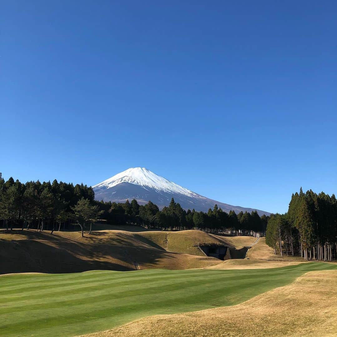 江原詩織さんのインスタグラム写真 - (江原詩織Instagram)「今週も富士山近く、年始に大洗で死ぬ程叩いてトラウマになってた太平洋clubへ行ってきました🗻☀︎ ヒートテックのレギンスと靴下に極暖にカシミアのセーター着て、寒さ対策万全で挑んだのに、予想外の暖かさでむしろ汗だくに。笑 . 最近ずっとお天気に恵まれているので、曇り女から晴れ女に昇格した模様😎☀️ . 相変わらずアイアンは不調だったけれど、ウッドはキャディーさんにも褒めてもらえたし、 パターは何とか40パットしないで済んだので、良しとします◎ . 夏以降下手くそになってるしスコアも取れないけど、"ゴルフ楽しそうだね"って言われる不思議🐒笑 . きっと喜びのカットオフ値が相当低くなっているんでしょう、楽しいです♡笑 . . #富士山 #晴れ女 #大洗シャーウッドの悲劇 #太平洋クラブトラウマ克服 #日々練習 #上手くなりたい #だからゴルフはやめられない #女子ゴルフ #ゴルフ女子 #ゴルフ男子 #ゴルフ愛 #ゴルフバカ #golfrange #golflife #golfer #golf #골프 #กอล์ฟ #golfstagram #instagolf #golfswing」12月8日 19時06分 - shiori__golf