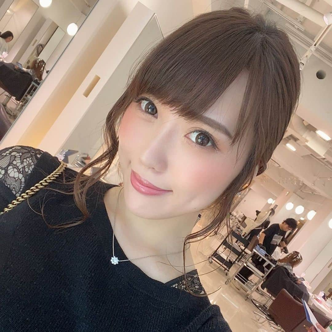 岡英里さんのインスタグラム写真 - (岡英里Instagram)「銀座でお仕事があったので　@air_ginza_central に寄って榛葉さん @air_t_shinba にヘアセットお願いしてきたよ💕 . . 今月12月はヘアケア関連の物が10%OFF‼️になるので最近出て気になってた #ReFa のドライヤーとシャンプー上手な大浜さん@eikou.0601 オススメの @eral_official の一番いいシャンプー、トリートメントを購入しました❤️ . . 両方とも使い心地が楽しみ☺️💓 . . 皆さん気さくだからいつも親戚の家来たみたいな居心地の良さ🤣笑 . . ありがとうございました❤️ . . #airGINZAcentral #エアー銀座セルトラル #美容室 #ヘアサロン #ヘアセット #お買い物 #リファ #refabeautechdryer #リファビューテックドライヤー #eral #eralpremier #イーラル #イーラルプルミエ #シャンプー #トリートメント #贅沢 #ヘアケア #ご褒美 #ごほうび #アラサー #アラサー女子 #自己投資 #美容 #japapnese #luxury」12月8日 19時06分 - okaeri0424