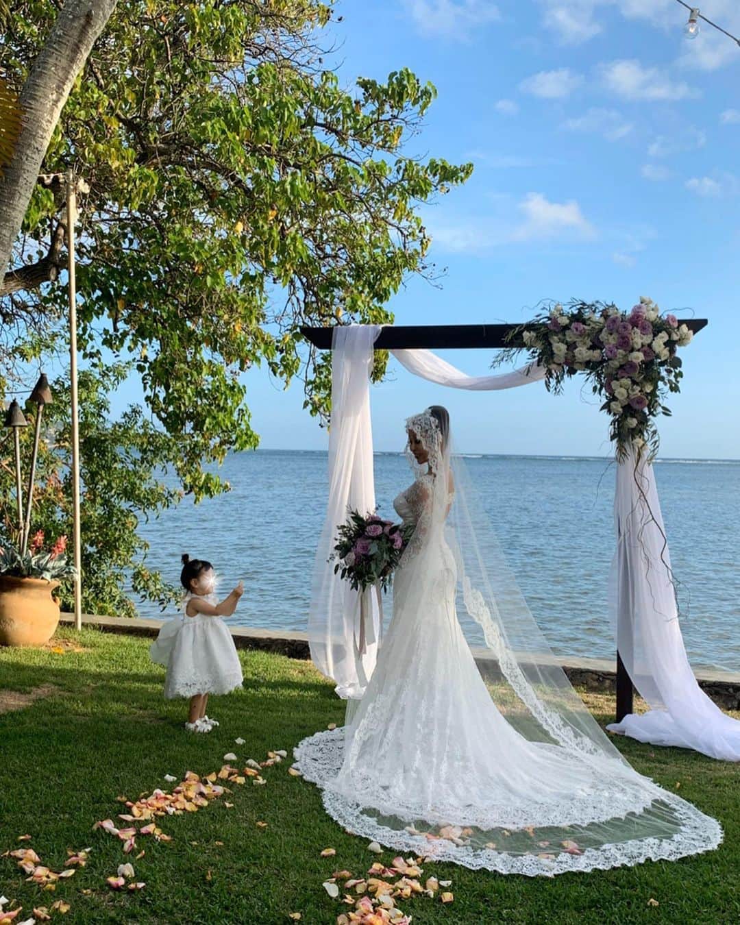 のインスタグラム：「Wedding memories…💐🕊✨ . 結婚式、パーティ、撮影やドレスのことなどなど…postしたいことは沢山あるけれど、どのシーンも素敵な写真ばかりで選びきれない😭💖💒 . そんな中、家族からの愛あるpostが嬉しいな(swipe2〜4枚目)📱🥰 . Thanx @rueedman @airu_kubozuka 🙏❤️✨ ・・・ ・・・ Produced by @kamaaolewedding  Dress by @novleaf  hair make by @risa.hoshino  Tuxedo @foursis_official ・・・ ・・・ #love #happy #family #HusbandandWife #wedding #hawaiiwedding #結婚式 #感謝」