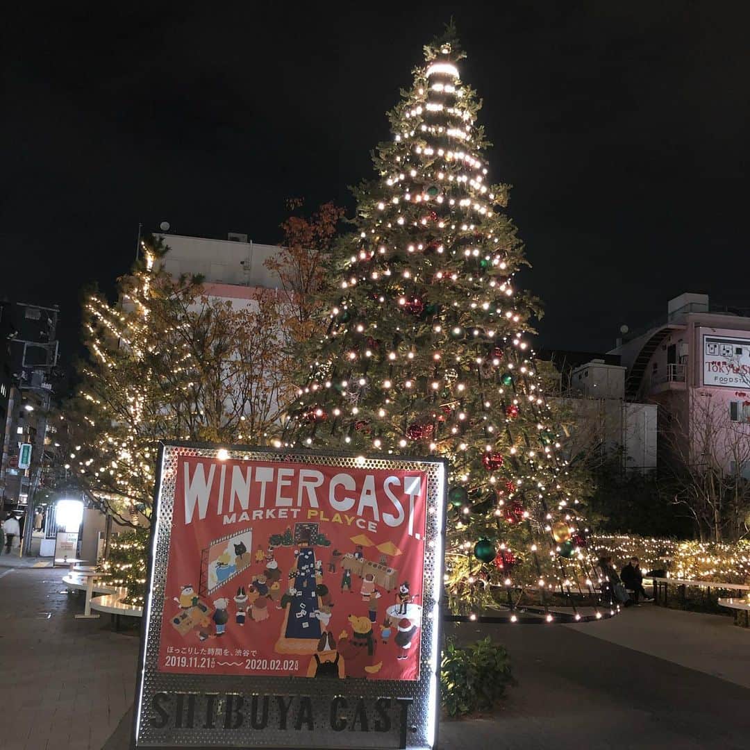 村川翔一のインスタグラム：「明治通り〜原宿　散歩！  色んなクリスマスツリー！ 白いの好きだなぁ #散歩 #渋谷 #明治通り #原宿 #クリスマスツリー #ホワイトツリー  #矢印 #オブジェ」
