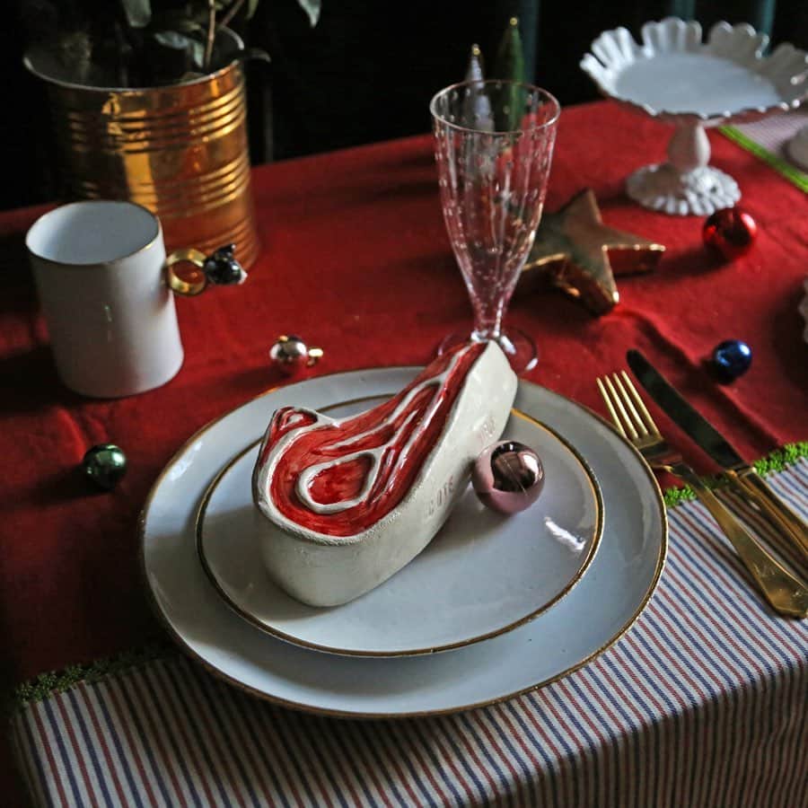 H.P.DECOさんのインスタグラム写真 - (H.P.DECOInstagram)「【RECOMMEND】クリスマスの食卓に欠かせない、美しいテーブルウェアと色あざやかなクロス。 星型のオブジェやきらめくオーメントを飾り、冬の植物を添えれば、たちまち素敵なテーブルコーディネートに！自慢のお料理で、大切な人たちをおもてなししましょう。  #astierdevillatte #tsetseassociees #paris #interior #art #tablesetting #tableware #christmas #暮らし　#hpdeco #hpdecoaosando」12月8日 19時13分 - atelier_ma_vie