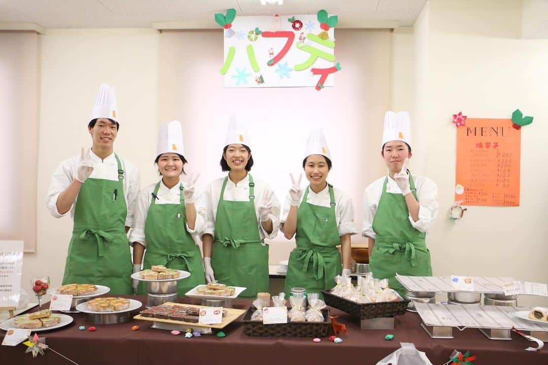 神戸製菓専門学校（公式）さんのインスタグラム写真 - (神戸製菓専門学校（公式）Instagram)「🌈学園祭2日目🌈 今年も無事に終えることができました😊 2日間で1500名を超える方にお越し頂きました🍰🍞 寒い中ケーキやパンを買いに来てくださった皆様、本当にありがとうございました✨☺️ 通りすがりの方、毎年来ていただいているご近所の方、県外からわざわざ来られた方、在校生のご家族やお友達、卒業生の皆様…本当にいろんな方にお立ち寄りいただきました😌  企画から製造、そして接客と販売までを経験できる貴重なこの機会を経て、学生たちも大きな気づきがあったことと思います。  将来立派なパティシエやブーランジェになれるよう、学園祭での経験を忘れず頑張ります‼️😊 これからも応援してくださると嬉しいです☺️ 学園祭の様子はハイライトにたくさん保存してますので、ぜひご覧くださいね✨😊 #神戸製菓学園祭 #神戸製菓 #神戸製菓専門学校 #パティシエ #ブーランジェ #専門学校 #お菓子作り #パン作り #ブッシュドノエル  #お菓子作り好きな人と繋がりたい #学園祭 #カフェ #神戸カフェ #三宮カフェ #チョコレート #ショコラティエ #焼き菓子 #pattistagram2019」12月8日 19時15分 - kobeseika_info
