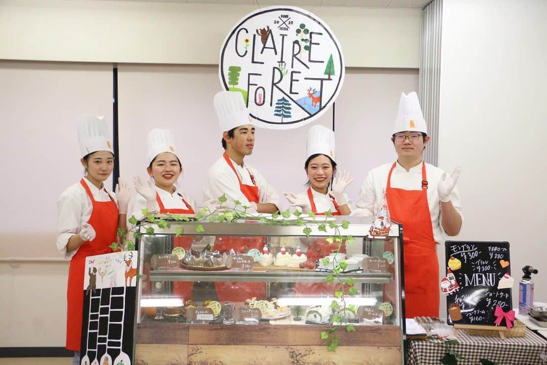神戸製菓専門学校（公式）さんのインスタグラム写真 - (神戸製菓専門学校（公式）Instagram)「🌈学園祭2日目🌈 今年も無事に終えることができました😊 2日間で1500名を超える方にお越し頂きました🍰🍞 寒い中ケーキやパンを買いに来てくださった皆様、本当にありがとうございました✨☺️ 通りすがりの方、毎年来ていただいているご近所の方、県外からわざわざ来られた方、在校生のご家族やお友達、卒業生の皆様…本当にいろんな方にお立ち寄りいただきました😌  企画から製造、そして接客と販売までを経験できる貴重なこの機会を経て、学生たちも大きな気づきがあったことと思います。  将来立派なパティシエやブーランジェになれるよう、学園祭での経験を忘れず頑張ります‼️😊 これからも応援してくださると嬉しいです☺️ 学園祭の様子はハイライトにたくさん保存してますので、ぜひご覧くださいね✨😊 #神戸製菓学園祭 #神戸製菓 #神戸製菓専門学校 #パティシエ #ブーランジェ #専門学校 #お菓子作り #パン作り #ブッシュドノエル  #お菓子作り好きな人と繋がりたい #学園祭 #カフェ #神戸カフェ #三宮カフェ #チョコレート #ショコラティエ #焼き菓子 #pattistagram2019」12月8日 19時15分 - kobeseika_info