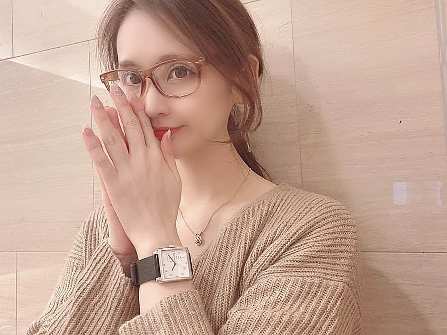 のインスタグラム：「カジュアルなときもお仕事の時も使えるのに、デザイン性高めで可愛い時計はno mondayのもの⌚️ シンプルなんだけど、遊び心あって文字盤大きくて好き♥︎ クーポンコード→『saori1205』 で10%オフになるよ😊 #nomonday#ノーマンデー#腕時計#時計#手元倶楽部#PR」