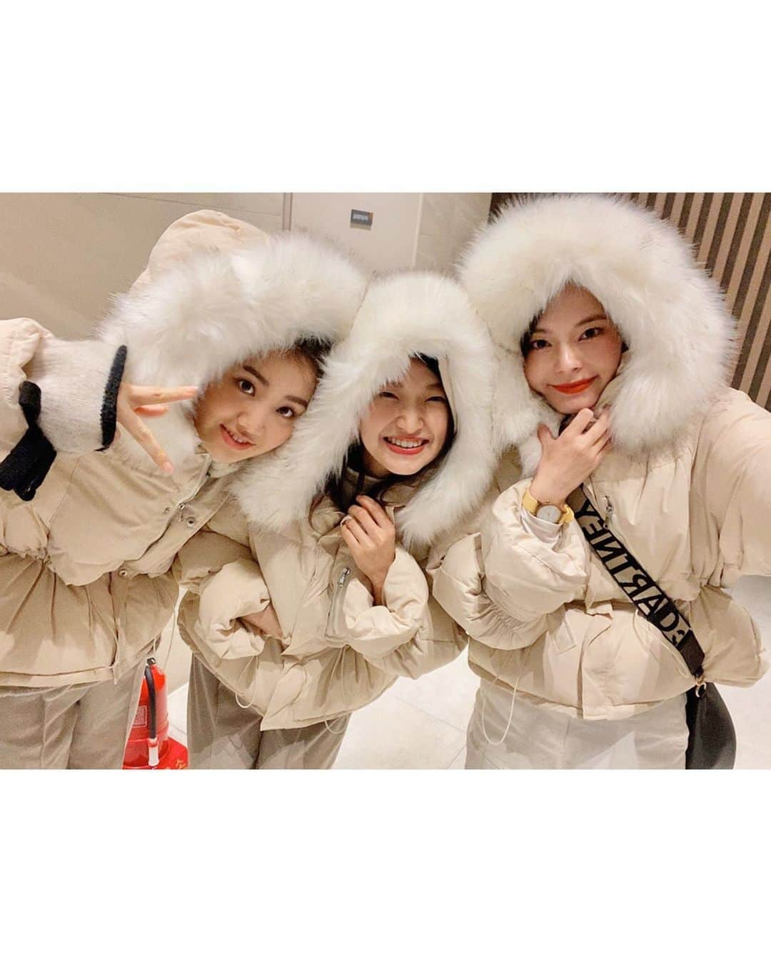 小濱庸子さんのインスタグラム写真 - (小濱庸子Instagram)「ダウン3姉妹😍😍😍韓国で極寒に耐えきれず、お揃いで買ったダウンジャケット🧥3人で同じダウンだったから、いろんな人の注目の的であった笑　タクシーの運転手さんにも、そのジャケットどこで買ったの？かわいい！いくら？と質問攻めにもあった！！うん、いい買い物だ🎶腕の部分がキュッとなっててかわいいし、ウェスト部分も絞れるからデザインがかなりお気に入り！😆✨これは、ハローAPMという東大門にあるデパートの1Fで買ったよ！！韓国行くので、このダウンの情報おしえてくださいって方が多かったので、参考までにー🧸✨ #韓国ファッション #韓国旅行 #ハローapm  #東大門 #ダウンジャケット #お揃いコーデ #お揃い #ファッション #コーデ #かわいい #旅行 #越冬 #東大門市場 #koreanfashion #travel #お買い物 #ソウル」12月8日 19時23分 - hamachan1020