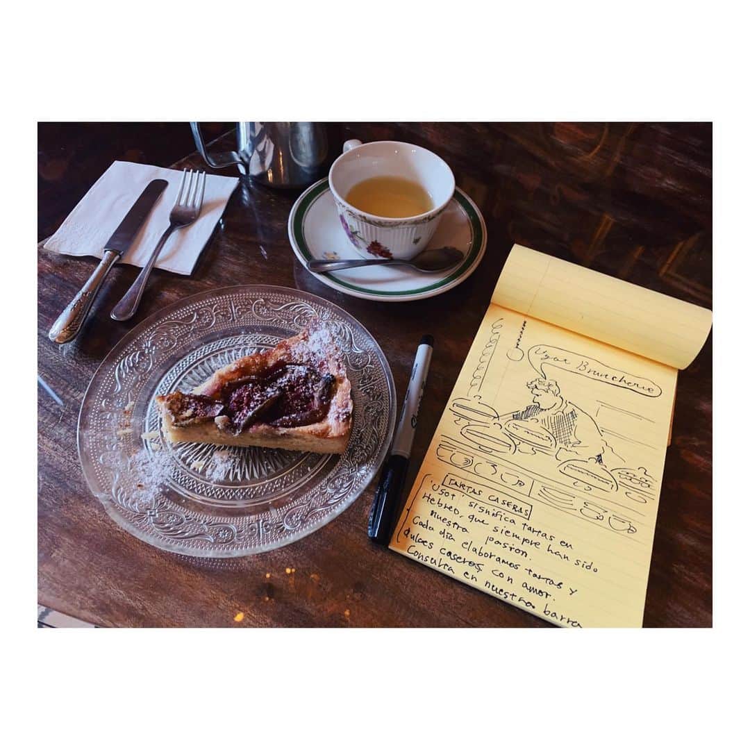 WALNUTさんのインスタグラム写真 - (WALNUTInstagram)「ディプタシオ通りに面したカフェ"Ugot Bruncherie"﻿ 店内では古いスピーカーからAndy WilliamsのMoon Riverが流れていて、しっとりとした雰囲気についつい長居😪☕️﻿ ﻿  甘ったるいいちじくのタルトと今日の記録。﻿ #ugotbruncherie #barcelona #journal」12月8日 19時31分 - walnut_illustration