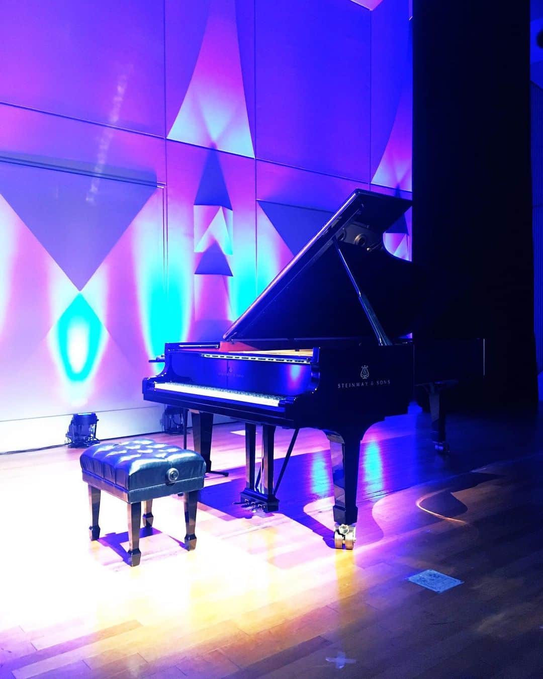 のインスタグラム：「Preparing for a Christmas Concert #Christmasconcert #Christmas #concert #MerryChristmas #Xmas #Tokyo #Japan #Piano #Pianist #SteinwayArtist #MiyujiKaneko #Steinway #クリスマスコンサート #クリスマス #コンサート #ピアノリサイタル #ピアノ #ピアニスト #金子三勇士 #スタインウェイ」