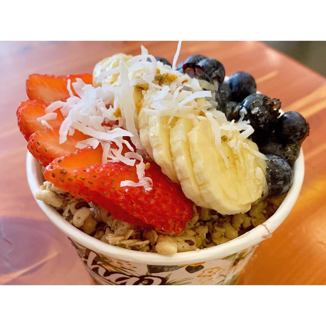 中田奈沙さんのインスタグラム写真 - (中田奈沙Instagram)「Açaí bowl🍓🍌 ハワイに着いたら、 毎回一番最初に食べるのが アサイーボウル✨ 何気にお初の @hawaiian_aroma_caffe にて😋 * #奈沙旅inhawaii #奈沙ログ #奈沙ログinhawaii * * #acaí #acaibowl #acaibowl #foodporn #hawaii #waikiki #honolulu #beachcomber #hawaiianaromacaffe #foodstagram #foodpic #foodgasm #instafood #foodie #cafe #kalakaua #ハワイアンアロマカフェ #アサイーボウル #アサイー #ビーチコマー #カフェ #スイーツ #ハワイ #ワイキキ #ホノルル #旅行 #ヘルシー #カラカウア通り」12月8日 19時34分 - nasa_nakada