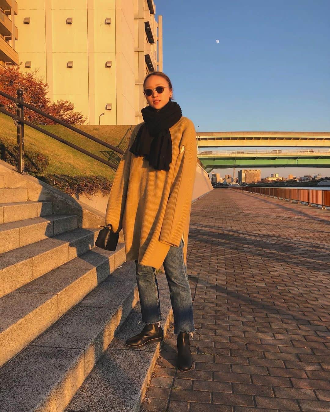 野尻美穂のインスタグラム：「今日の私。 ざっくりニットにマフラーで日中は行ける程日差しも気持ち良かった🥺💕 そしてSORELのブーツがあったかくて優秀！シンプルだから使いやすい！ #EARIH #SOREL #ソレル #levis #johnstons  #ayame #loewe」