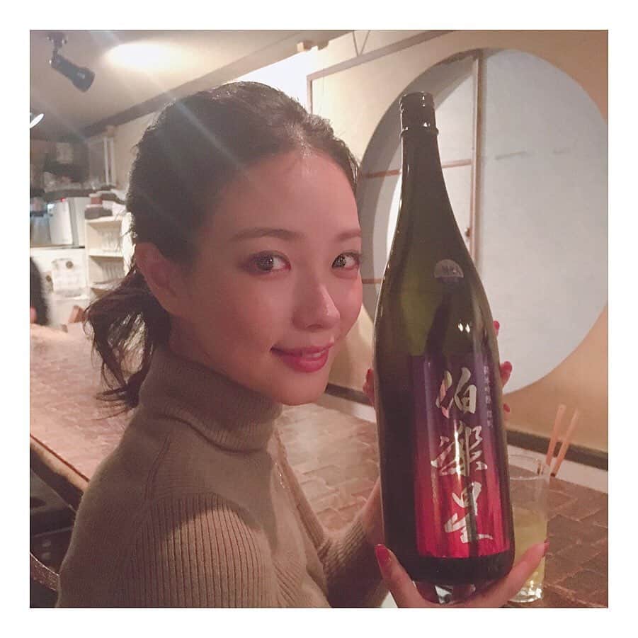 黒木晴香のインスタグラム：「年に一度だけ 伯楽星の特別限定純米吟醸 すっきり感がタイプ♡ ——————————— #伯楽星 #一回火入れ #宮城県 #備前雄町 #特別という言葉に弱い #日本酒女子 #女子🤫 #日本酒好きな人と繋がりたい #日本酒で乾杯 #japan #tokyo #japanesesake #利酒師 #日本酒検定 #ミス日本酒　#年齢制限　ありますか？ #もっとロゴやラベルや自分も… #綺麗に撮りたいのにiphoneが古いから画質悪🙇‍♀️」