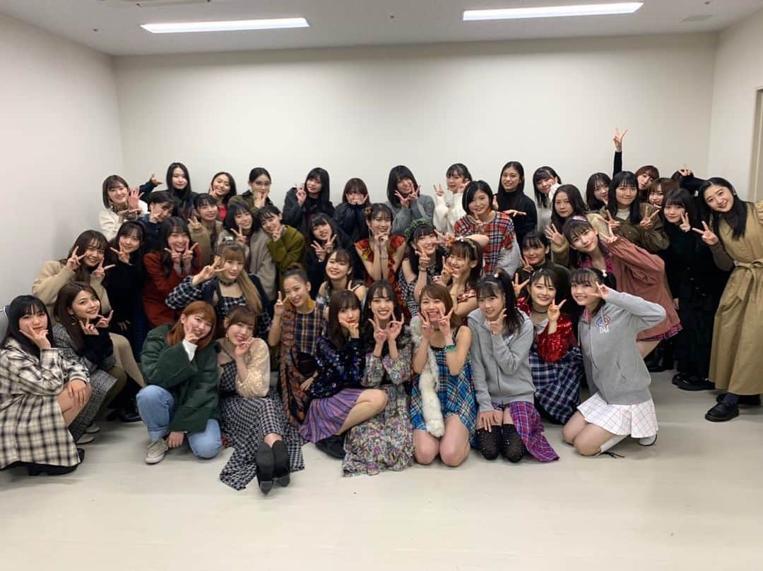 飯窪春菜のインスタグラム：「🎫🎤💐 ・ ・ 先日、「モーニング娘。’19コンサートツアー秋 〜KOKORO&KARADA〜 FINAL」を観に国立代々木競技場第一体育館へ行ってきました！ ・ 去年卒業してから単独コンサートを観るのは初めてで、開演前からドキドキが止まりませんでした。 よくメンバーと、「メンバー・スタッフさんだけじゃなくファンの方も含めてみんなで1つのライブを作っている」と話していたけど、 席に着く時、会場いっぱいのファンの皆さんのワクワクが伝わってきて、このワクワク感含め、私もライブを作ってる1人として今参加しているんだと嬉しくなりました☺️ ・ ライブが始まってからは、強い勢い、疾走感、彼女たちの全力のパフォーマンスにどんどん引っ張られていきました！すごい！かっこいい！！ 一人一人、目が行く瞬間を自分で掴みに行っていて、たくさんの研究と努力が見えて、時間があれば1人ずつに感想を伝えたいくらい感動しました！！ 改めて自分はすごいグループにいたんだなと感じましたし、どんどん進化し続けるグループに尊敬しかありません！ 最高でした！！ ・ ステージの上ではあんなにバキバキに踊ってかっこよかったメンバーたちが、終演後に会った時は柔らかい笑顔でキラキラしながら来てくれて、良い意味で、普通の年頃の女の子たちとプロとしてパフォーマンスしている時のギャップが最高のグループだなと思いました🌸 お疲れ様でした！ モーニング娘。'19、最高っっっ！ ・ ・ ・ #モーニング娘19  #morningmusume19  #morningmusume  #はるなの毎日  #飯窪ってる」