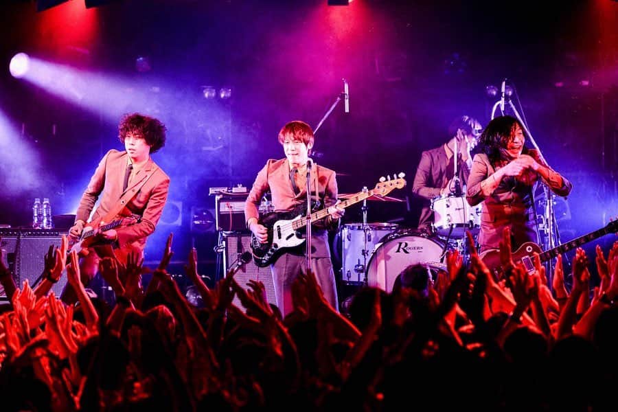 THE BAWDIESさんのインスタグラム写真 - (THE BAWDIESInstagram)「渋谷CLUB QUATTRO 2DAYS 最高でした！！ ここから4/25のスタジオコーストまで全国を旅して残り30本！ Section #11 の楽曲達も僕らも、ツアーを重ねていくごとにまだまだ成長していくと確信しています！ 結成16年を目前にして、いまだにワクワクできるって、やっぱバンドは最高だな！いや、THE BAWDIES最高だな！！ by taxman  photo @ruihashimoto  #bawdies  #sectionnumber11 #渋谷clubquattro #サザエのストレス #もぐもぐhotdog劇場もますます進化中」12月8日 19時42分 - thebawdies