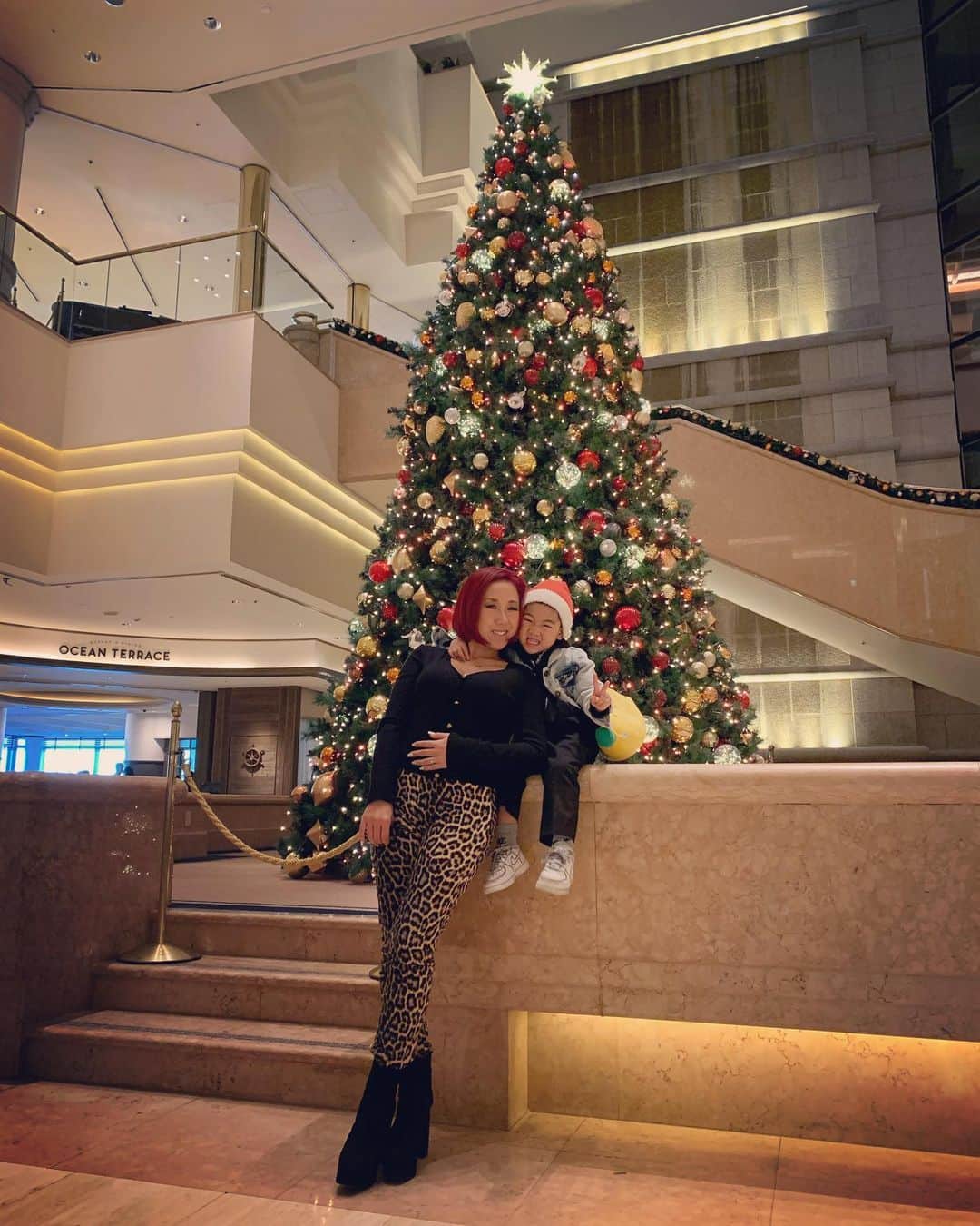 JAMOSAさんのインスタグラム写真 - (JAMOSAInstagram)「昨日のクリスマスライブからアドレナリンが下がらず...😂今日は寝不足のまま久々にファミリー全員と揃って早めのクリスマスランチ🎄❤️Ocean Terraceは景色も良いし美味しいからかなりお気に入り😋これから来月のライブの準備に入るからしっかり心も体にも栄養付けました🤣✌️今日こそはゆっくり寝ま〜す😪Finally, I was able to spend quality time with all my family members today🎄We had early Christmas Lunch at my favorite restaurant😋Wishing you all A Happy Holiday🎅🏽」12月8日 19時43分 - jamosa148