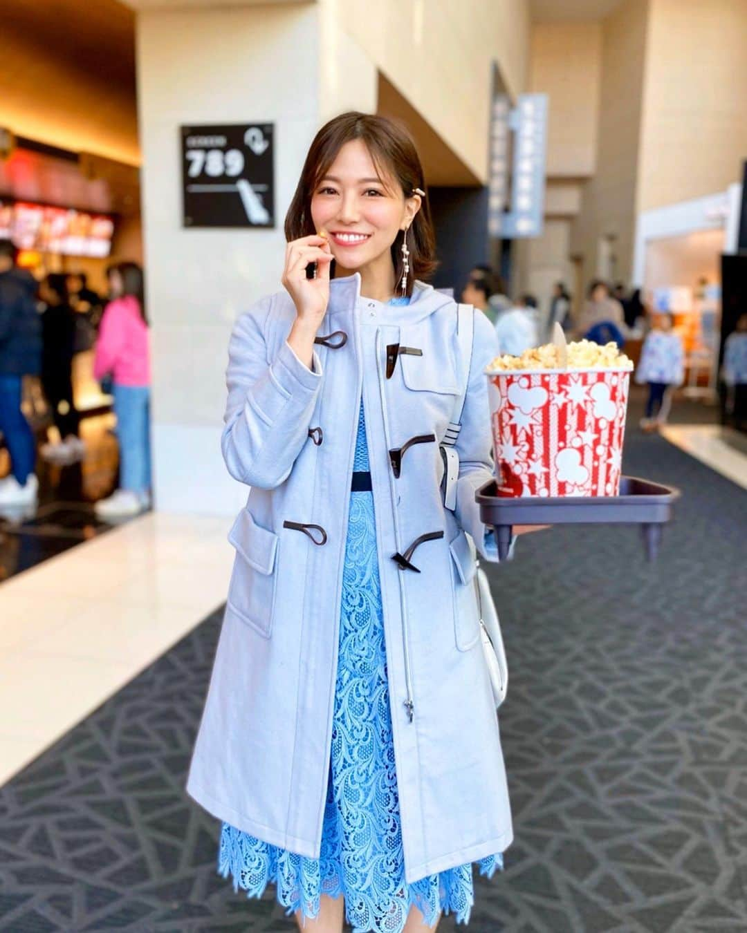 石井里奈さんのインスタグラム写真 - (石井里奈Instagram)「こんばんは😊💕 . 🎵未知の世界へ〜✨🎵🧊 . ずっと観たかったアナ雪2を、観に行ってきました👸🏰結論、とーってもよかった🥺❤️ . 正直2ってどうなんだろう？って思ってたけど、2は2でとっても私は面白かったし、感動で泣きました🥺💕（色々書きたいけどネタバレになるので） . 音楽や歌も最高だし、今回もオラフがとっても愛おしかった🙈❣️✨ . コーデはアナ雪カラーを意識したよ☺️ . coat... @fabulousangela_official  dress... @celford_official  bag... @loewe . ファビュラスアンジェラのロングダッフルコート、色が綺麗で冬景色に映えるの🙈❤️冬のダッフルって可愛いよね💕 . 映画の後は @malvina.salon へ💅 . @risa.malvina お任せで最高に可愛いクリスマスネイルに🤶🎄また綺麗に写真撮って載せるけど嬉しいからとりあえず今夜すぐ載せちゃう🙋‍♀️笑 . 今日もお疲れ様でした💕 来週もがんばりましょー🙋‍♀️✨ . #アナ雪 #アナ雪2 #アナと雪の女王2 #アナと雪の女王 #frozen #frozen2 #映画 #cinema #映画鑑賞 #movie #オラフ #fabulousangela #ファビュラスアンジェラ #ダッフルコート #コート #コートコーデ #アナ雪仮装 #アナ雪コーデ #休日コーデ #ディズニー #disney #ディズニー好き #ディズニープリンセス #ディズニーコーデ #disneychristmas #disneygram #disneyphoto #disneylife #ポップコーン #popcorn」12月8日 19時44分 - ri7tin1025