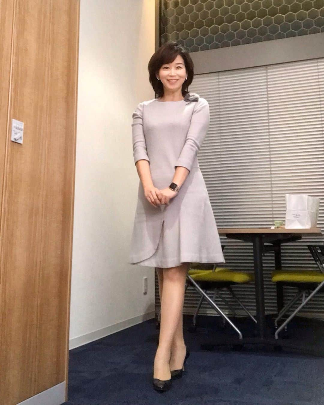 伊藤聡子さんのインスタグラム写真 - (伊藤聡子Instagram)「ミヤネ屋は幾何学模様のブラウスとグレーのニットスカート、ten.はグレーのウールワンピースに同系色のふわふわコサージュを合わせました😊 #ミヤネ屋#かんさい情報ネットten #hanaemori#伊藤聡子」12月8日 19時46分 - satokoito73