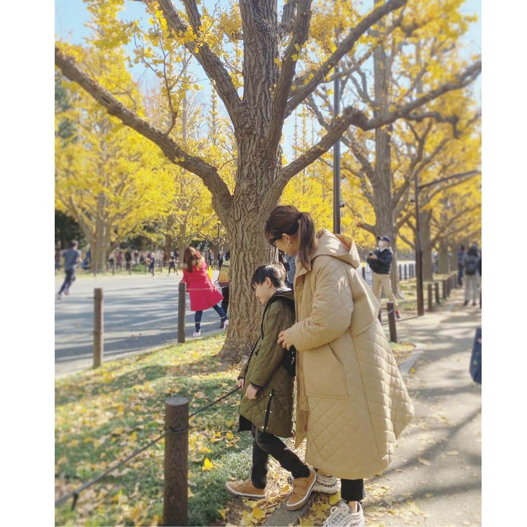 のインスタグラム：「今日は娘達それぞれお出掛け… 主人と息子と散歩…のつもりが気付いたら1万歩以上、気持ち良かった☀️ * それより何より、なかなか一緒に写真を撮ってくれない😂 まだ8歳だよぉ、早くないかい⁈ Coat: #yori #yori_japan  sneakers: #nike #fashion #cordinate #casualstyle #nikeairmax #ママコーデ #ヨリ#ナイキスニーカー」