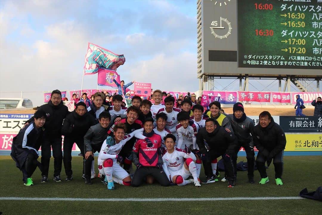 中島元彦さんのインスタグラム写真 - (中島元彦Instagram)「今年も良い締めくくりができました！ 今日はほんまに勝ててよかった。 遠いとこまで足運んで寒い中声を出していただいたサポーターの皆さんありがとうございました！ #大山武蔵 #One team」12月8日 19時51分 - crz_m.nakajima