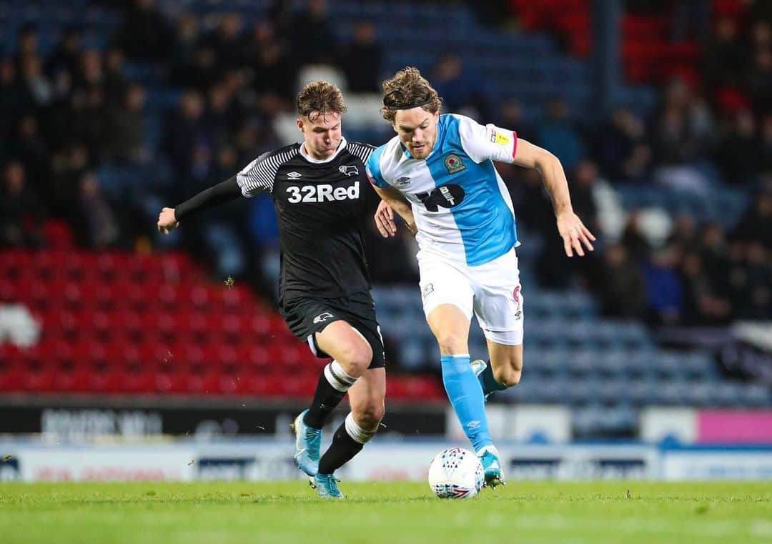サム・ギャラガーのインスタグラム：「4 in a row 🔥 Happy Sunday @rovers 🔵⚪️」