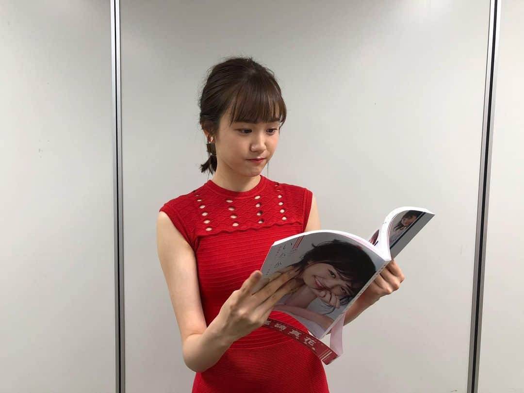 尾碕真花さんのインスタグラム写真 - (尾碕真花Instagram)「. . 本日、写真集発売記念イベントに足を運んで下さった皆様ありがとうございました！！ . お会いして、お話ししたり出来るのって凄く幸せなことだしありがたいですね、 . たくさんパワーを頂いたので明日からも撮影頑張ります！！🔥 . 今日のイベントのことたくさん記事にして頂けてるので、ご都合合わず来られなかった方は記事を見て少しでも雰囲気を味わって下さいね☺︎ .」12月8日 19時56分 - ichika_osaki_official