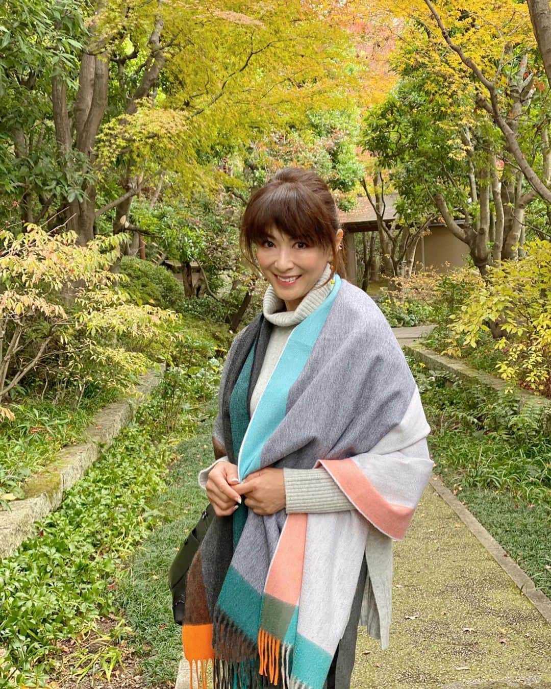 山田佳子さんのインスタグラム写真 - (山田佳子Instagram)「今日はいいお天気で気持ちがよかった〜♪﻿ ﻿ #お散歩﻿ #植物園﻿ #いいお天気﻿ #紅葉﻿ #お気に入り﻿ #ストール﻿ #begg﻿andco #山田佳子」12月8日 19時59分 - yoshiko117