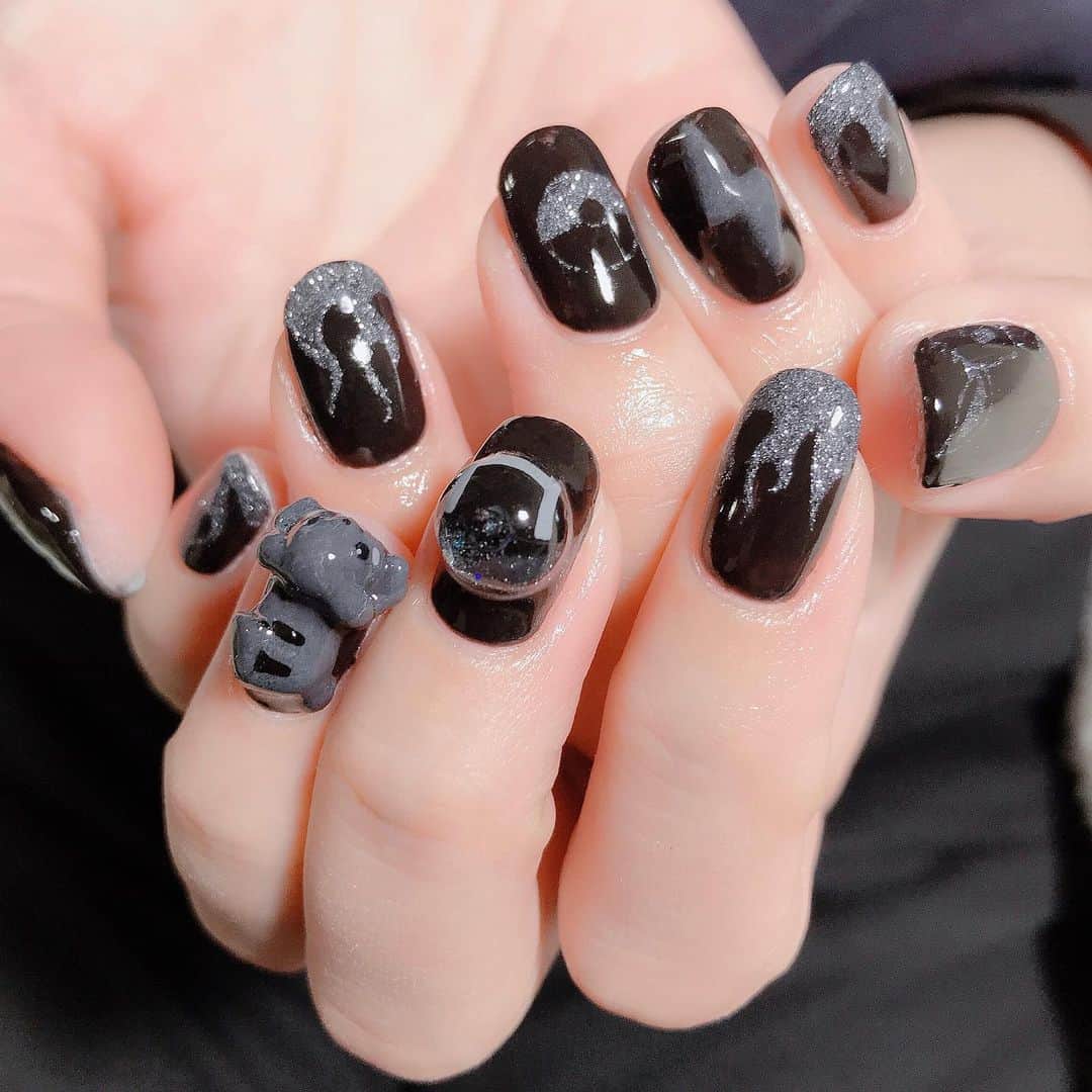 なかやまちえこのインスタグラム：「モノクロピカチュウ ⚡️ #nail #nails #nailart #ネイル #美甲 #ネイルアート  #clou #nagel #ongle #ongles #unghia #japanesenailart #manucure #네일 #젤네일 #네일아트 #네일리스트 #japanesenails #manicurist #gelnails #أظافر #寝そべりネイル #寝そべりピカチュウ #sleepingpikachu #黒ネイル #blacknails #ハイパーボール は #スノードーム」
