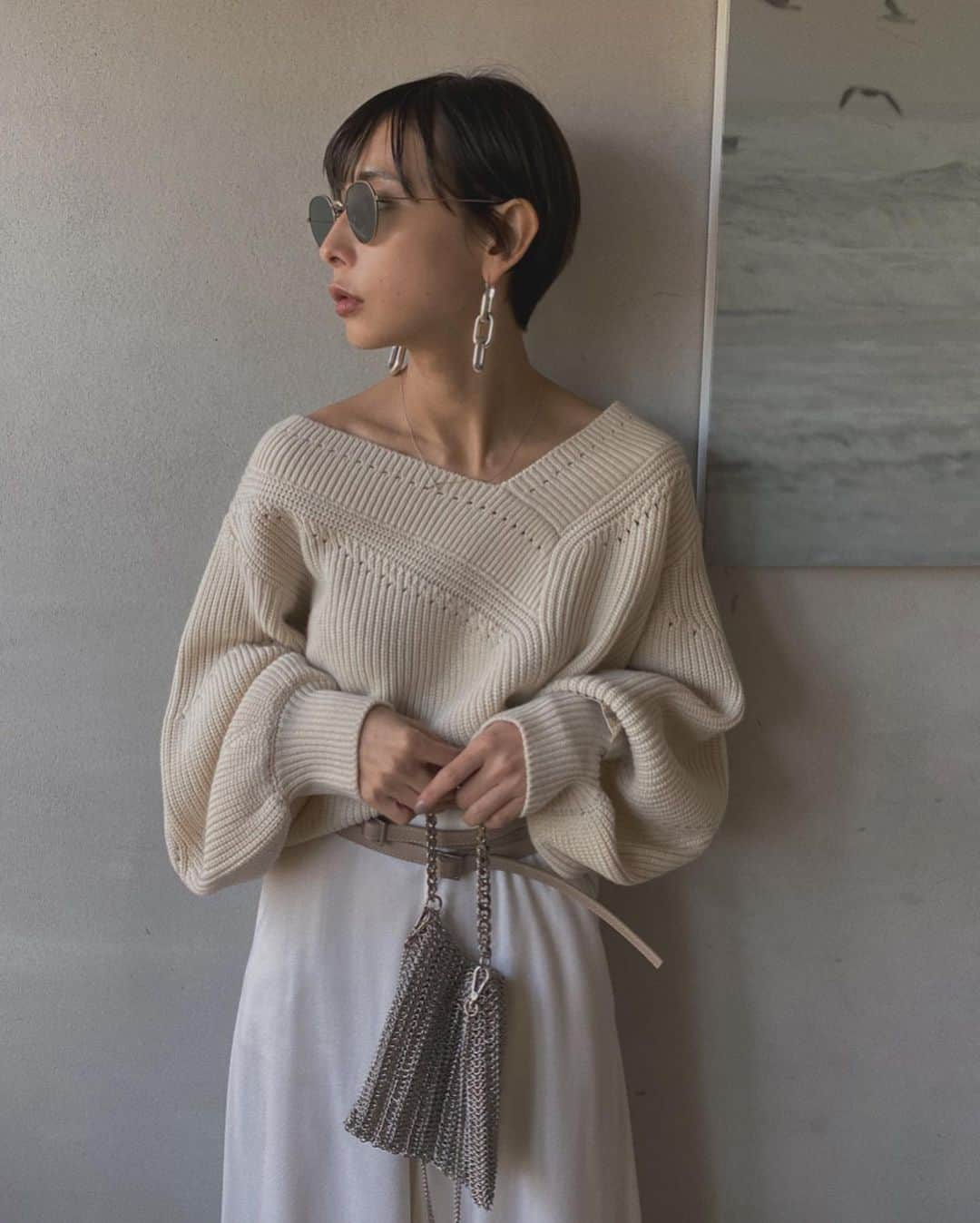 黒石奈央子さんのインスタグラム写真 - (黒石奈央子Instagram)「あめりふく。 . .  UNDRESSED PETITE EYELET KNIT TOP ¥15700.+tax 12/13 UNDRESSED SUPER flare PT ¥18500+tax 12/10 . 二重ベルトとセットのスーパーフレアパンツ。 深いVネックのニットと合わせて。 . .  @ameri_shinjuku @amerivintage @ameri_daikanyama @ameri.shinsaibashi #ameri#amerivintage #fashion #vintagefashion #coordinate#ootd#outfit#osanposnap #705_outfit #大人ファッション #大人コーディネート #大人スタイル #modestyle #modefashion#modecasual」12月8日 19時59分 - blackstone705