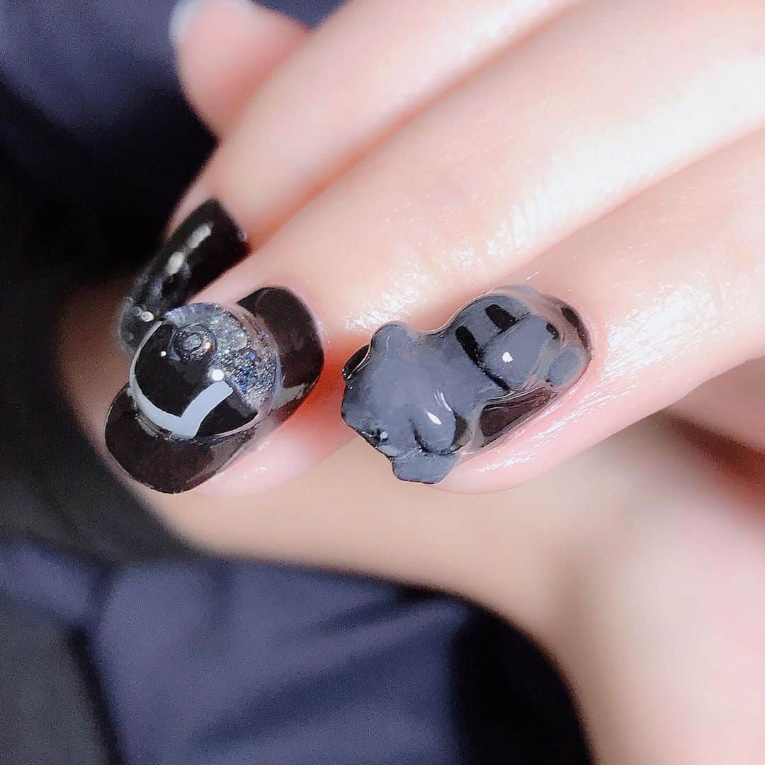 なかやまちえこのインスタグラム：「モノクロピカチュウ ⚡️ #nail #nails #nailart #ネイル #美甲 #ネイルアート  #clou #nagel #ongle #ongles #unghia #japanesenailart #manucure #네일 #젤네일 #네일아트 #네일리스트 #japanesenails #manicurist #gelnails #أظافر #寝そべりネイル #寝そべりピカチュウ #sleepingpikachu #黒ネイル #blacknails #ハイパーボール は #スノードーム」