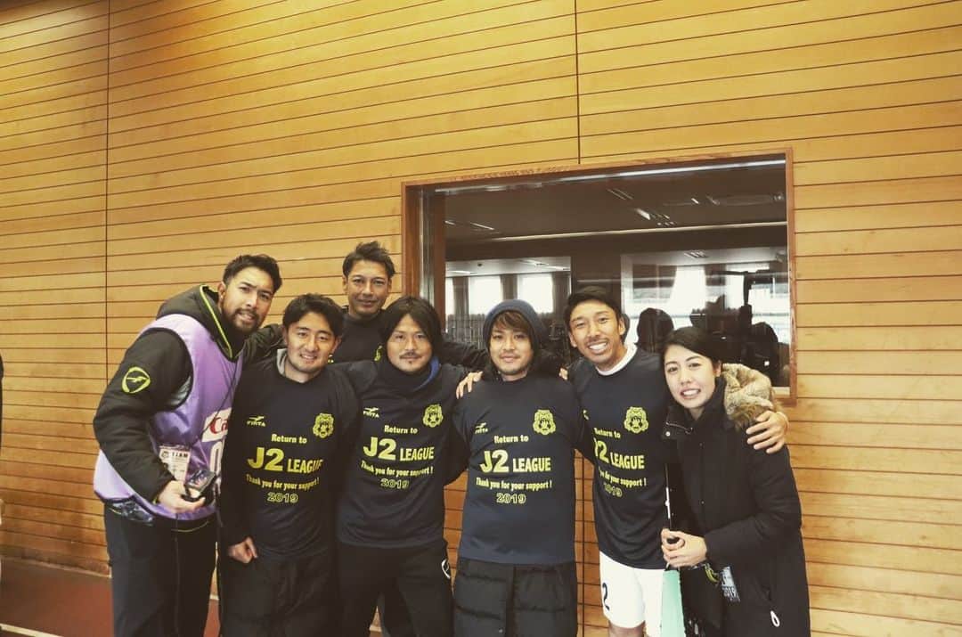 岩田卓也さんのインスタグラム写真 - (岩田卓也Instagram)「J2昇格！！ 一年間本当に熱い応援ありがとうございました！ 3150！  #ザスパクサツ群馬 #J2昇格 #3150 #4枚目は同期 #5枚目は3年前を知るメンバーで」12月8日 20時04分 - iwatakuu