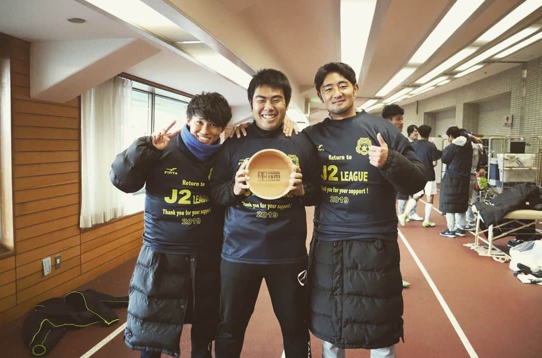 岩田卓也さんのインスタグラム写真 - (岩田卓也Instagram)「J2昇格！！ 一年間本当に熱い応援ありがとうございました！ 3150！  #ザスパクサツ群馬 #J2昇格 #3150 #4枚目は同期 #5枚目は3年前を知るメンバーで」12月8日 20時04分 - iwatakuu