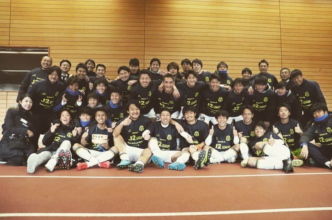 岩田卓也さんのインスタグラム写真 - (岩田卓也Instagram)「J2昇格！！ 一年間本当に熱い応援ありがとうございました！ 3150！  #ザスパクサツ群馬 #J2昇格 #3150 #4枚目は同期 #5枚目は3年前を知るメンバーで」12月8日 20時04分 - iwatakuu