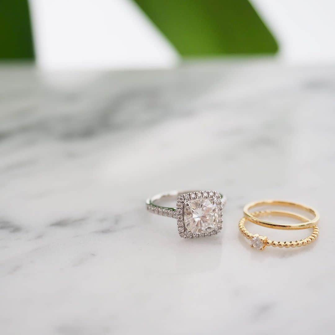 星玲奈さんのインスタグラム写真 - (星玲奈Instagram)「少し前に、ご質問にもいただきました指輪は GYPPHYというブランドのものです😊 @gypphy はダイヤモンドとよく似た"モアサナイト"を使用したジュエリーブランド💎  モアサナイトとは、 一見、ダイヤモンドによく似た石ですが（輝きはダイヤモンドの2.5倍と言われているのだそう） 元々は隕石であった新興の石で、近年の技術では 人造が可能になったもの。 ダイヤモンドを作るために 鉱山を作る、などといったように環境破壊をしないこと、 GYPPHYではモアサナイトの原料となる炭化ケイ素（SiC）を一から作るのではなく 半導体製造の過程で使われるSiCを2次利用、リサイクルすることから エネルギーコストも大幅に低くして エシカルでサスティナブルなジュエリーを作ることが実現したのだそう！ その工程により 価格もダイヤモンドに比べて かなりのフェアプライスに✨✨（最初サイトを見た時価格にびっくりしました😳💓） 環境破壊による自然災害も増えていることから 普段自分が身につけるものも こういった環境に優しいものを取り入れていくのもよさそうですね💍 GYPPHYのジュエリーは 地金に18Kかプラチナ950を使用しているので 石の輝きをより贅沢にグレードアップしてくれます☺️✨ 海外ではすでに、モアサナイトは深く浸透していて デイリー使いのものから、ブライダルまで 広く愛用されているのだそう！ 種類もかなり豊富にあったので よろしければ　@gypphy のサイトも覗いてみてください💓 ・ 　#gypphy #publicrelations #エシカル #モアサナイト #サスティナブル」12月8日 20時07分 - reinahoshi1015