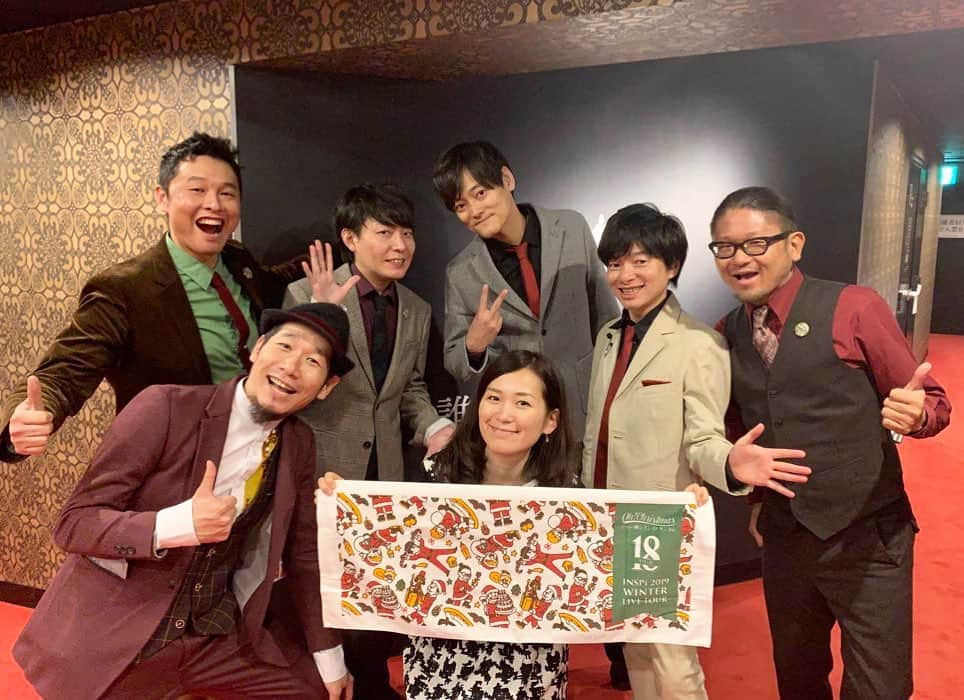 ティーナ・カリーナのインスタグラム：「今日はINSPiさんのクリスマスライブへ🎄🎁 声だけでこんなにすごい表現ができるって感動‼️お客さんも一緒に歌って楽しかったなぁ🎅  メンバーの皆さん曰く、私は大倉さんの妹さんに似ているらしい😆✨ お兄ちゃん達、また仙台に来てくださいねー😆‼️ インスピサンタさん、ありがとうございました✨  #INSPi #誰も知らない劇場 #仙台 #インスピサンタ」