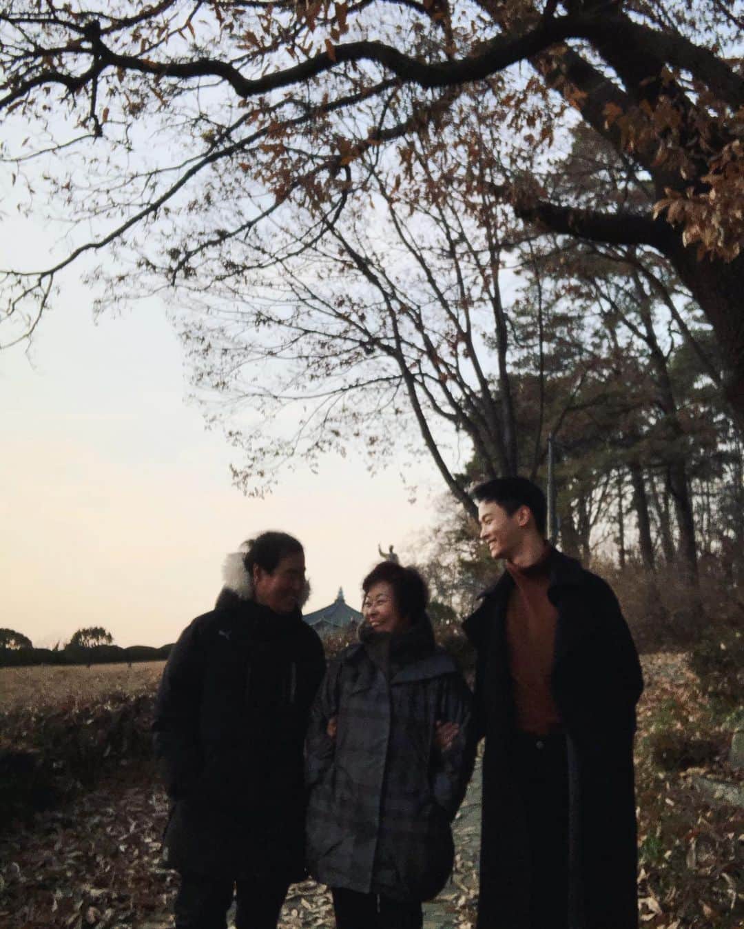 エンさんのインスタグラム写真 - (エンInstagram)「오늘의 기록_20191208 같이 걷기만 해도 행복합니다. 엄마를 함박웃음 터트리게 한 아버지의 한마디 #예뻐☺️」12月8日 20時10分 - achahakyeon