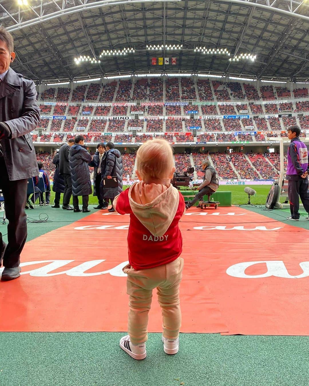 リアノン・ランゲラック（ミッチェル・ランゲラックの妻）のインスタグラム：「What a way to finish our second season in Japan. Going out on the field with daddy before the game 🤗」