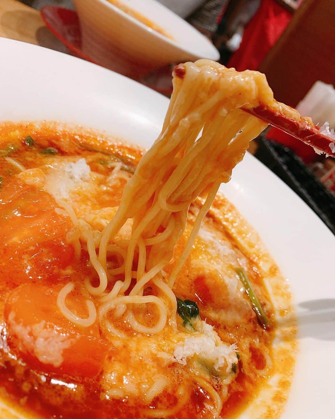 みき みーやんさんのインスタグラム写真 - (みき みーやんInstagram)「. #食べる動画 . #真っ赤ならーめんとまこ の チーズかえめし💕💕 . ほんっま美味しい。笑 . #三宮ランチ#三ノ宮ラーメン#三ノ宮グルメ#とまとらーめん#ラーメン女子#センタープラザ#チーズラーメン#トマトラーメン#foodstagram#foodpics#フードスタグラム#麺類大好き#三宮グルメ #三宮ランチ#三宮ディナー#神戸グルメ#神戸ディナー#らーめん女子#ラーメンインスタグラマー#ラーメンランチ#とまこ」12月8日 20時16分 - mi_yan0101