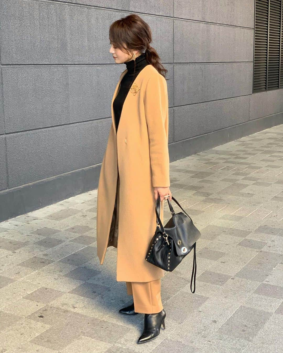 yoko178loveさんのインスタグラム写真 - (yoko178loveInstagram)「#coordinate ． ． 今日はお兄ちゃんとお出かけ☺︎ 息子なりに色々と学びのある1日に なったみたいで良かった✨ ． ． お出かけには滑らかな肌触りで 綺麗なシルエットのキャメルコート 大好きなブラックとの色合わせで シャープな雰囲気に✨ ． ． coat @lagunamoon_com  pants @unitedarrows_official  brooch  @loewe ． ． #lagunamoon#ラグナムーン#ノーカラーコート #zara #ザラ#zanellato #ザネラート #ブローチ#loewe #unitedarrows #ユナイテッドアローズ #instafashion」12月8日 20時19分 - yoko178love