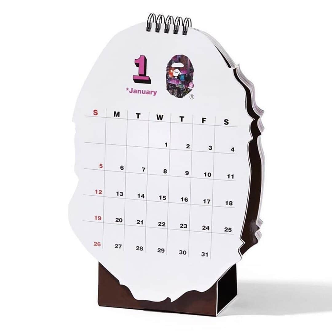 HYPEBEASTさんのインスタグラム写真 - (HYPEBEASTInstagram)「@hypebeaststyle: @bape_japan has dropped some very limited gifts to celebrate the new year. Amongst the drop is a 2020 Ape Head-shaped calendar,  BAPE “Red Packets” and a Candy Box to top things off. Click the link in bio for release details. ⁠⠀ Photo: BAPE」1月7日 0時54分 - hypebeast