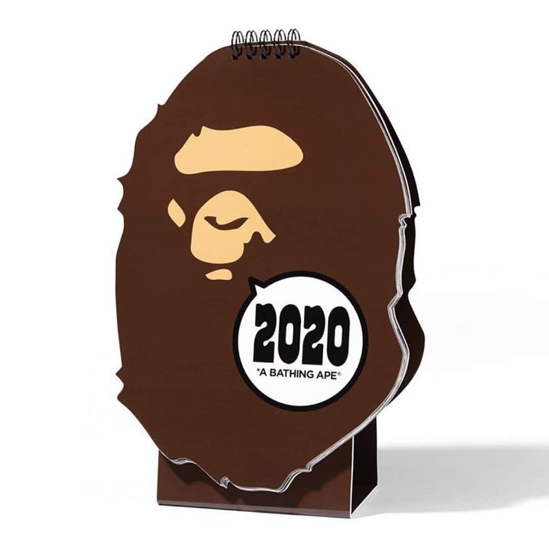 HYPEBEASTさんのインスタグラム写真 - (HYPEBEASTInstagram)「@hypebeaststyle: @bape_japan has dropped some very limited gifts to celebrate the new year. Amongst the drop is a 2020 Ape Head-shaped calendar,  BAPE “Red Packets” and a Candy Box to top things off. Click the link in bio for release details. ⁠⠀ Photo: BAPE」1月7日 0時54分 - hypebeast