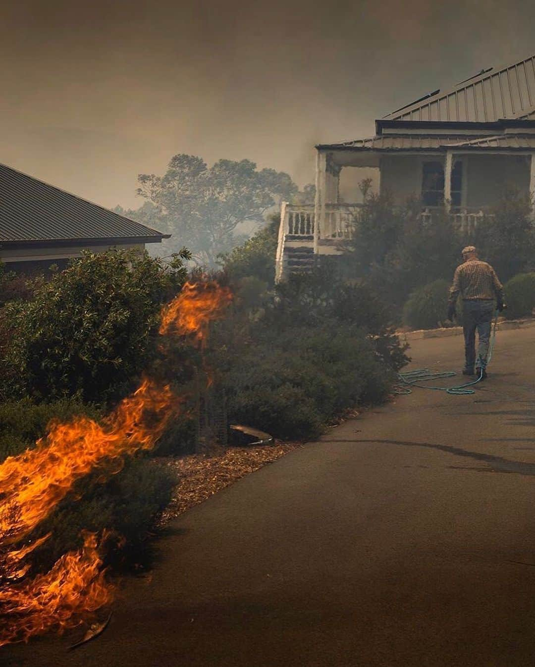 Earth Picsさんのインスタグラム写真 - (Earth PicsInstagram)「Australia is suffering and needs our help right now. Even a small contribution can help. Please visit any of the sites below  good causes you can search & donate:  www.rfs.nsw.gov.au  www.cfa.vic.gov.au  www.givit.org.au  www.cfsfoundation.org.au  www.redcross.org.au www.koalahospital.org.au . .  Photo by: @dale_appleton @anthony_hearsey @mattabbottphoto」1月7日 0時56分 - earthpix